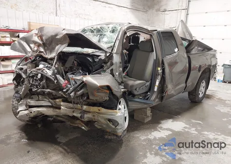 2010 Toyota Tundra Grade 5.7L V8 z USA, uszkodzony, nr VIN 5TFUY5F15AX143929